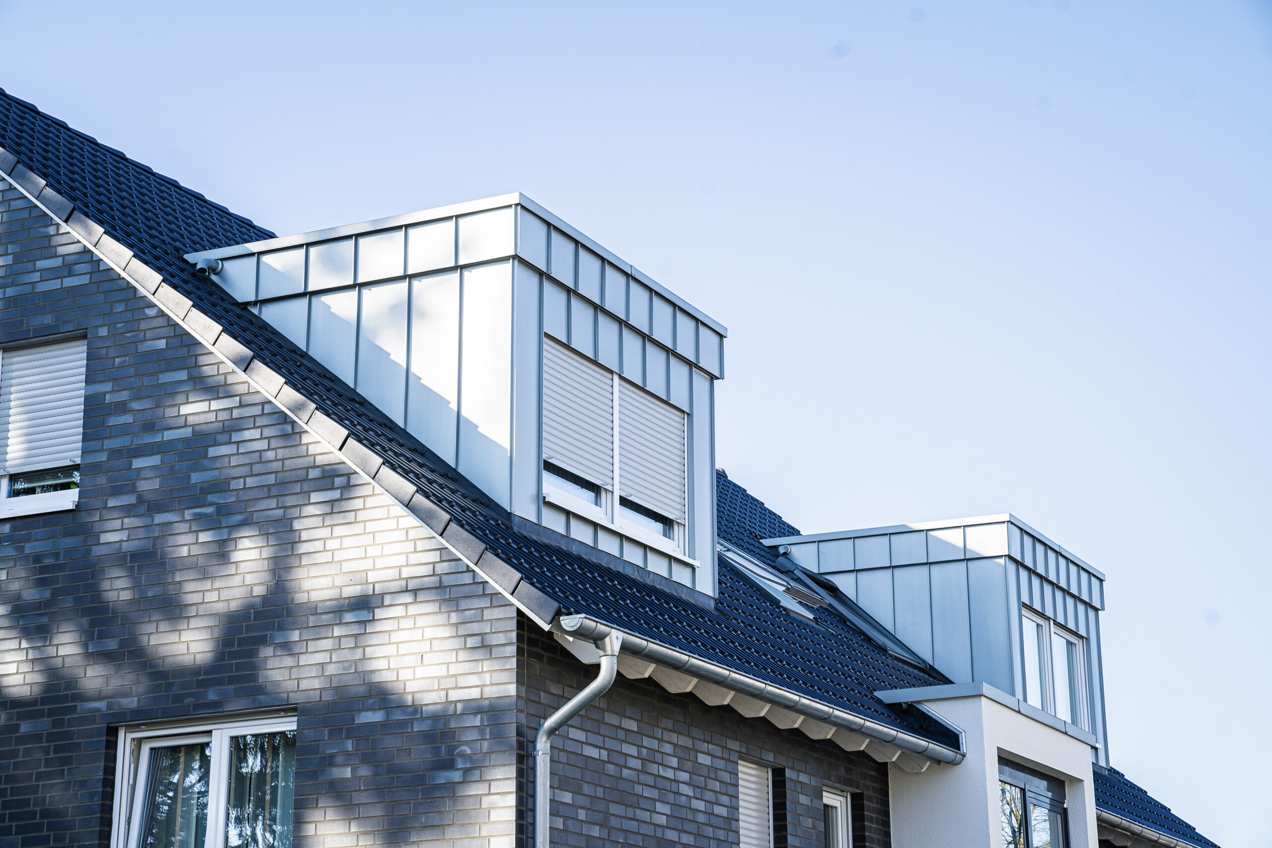 Dachrinne aus Zink – Detail an Klinkerfassade