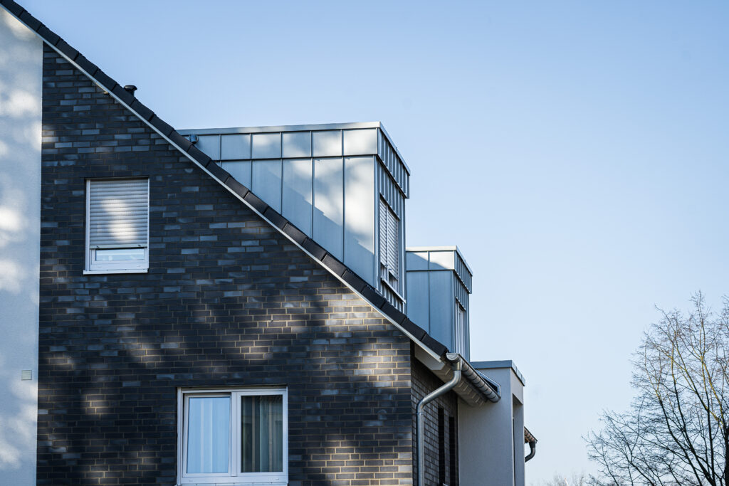 Neubau mit Flachdach und Glasgeländer auf dem Balkon Neubau mit Flachdach und Glasgeländer auf dem Balkon