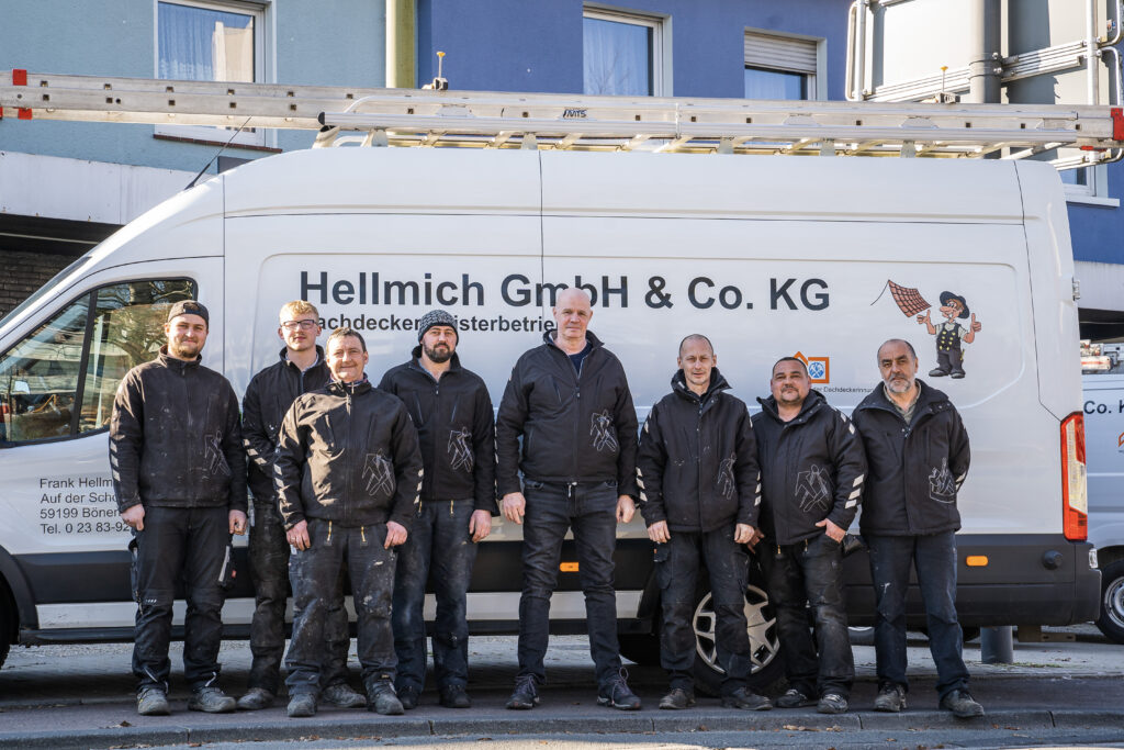 Teamfoto der Hellmich GmbH & Co. KG vor Firmenfahrzeug Teamfoto der Hellmich GmbH & Co. KG vor Firmenfahrzeug