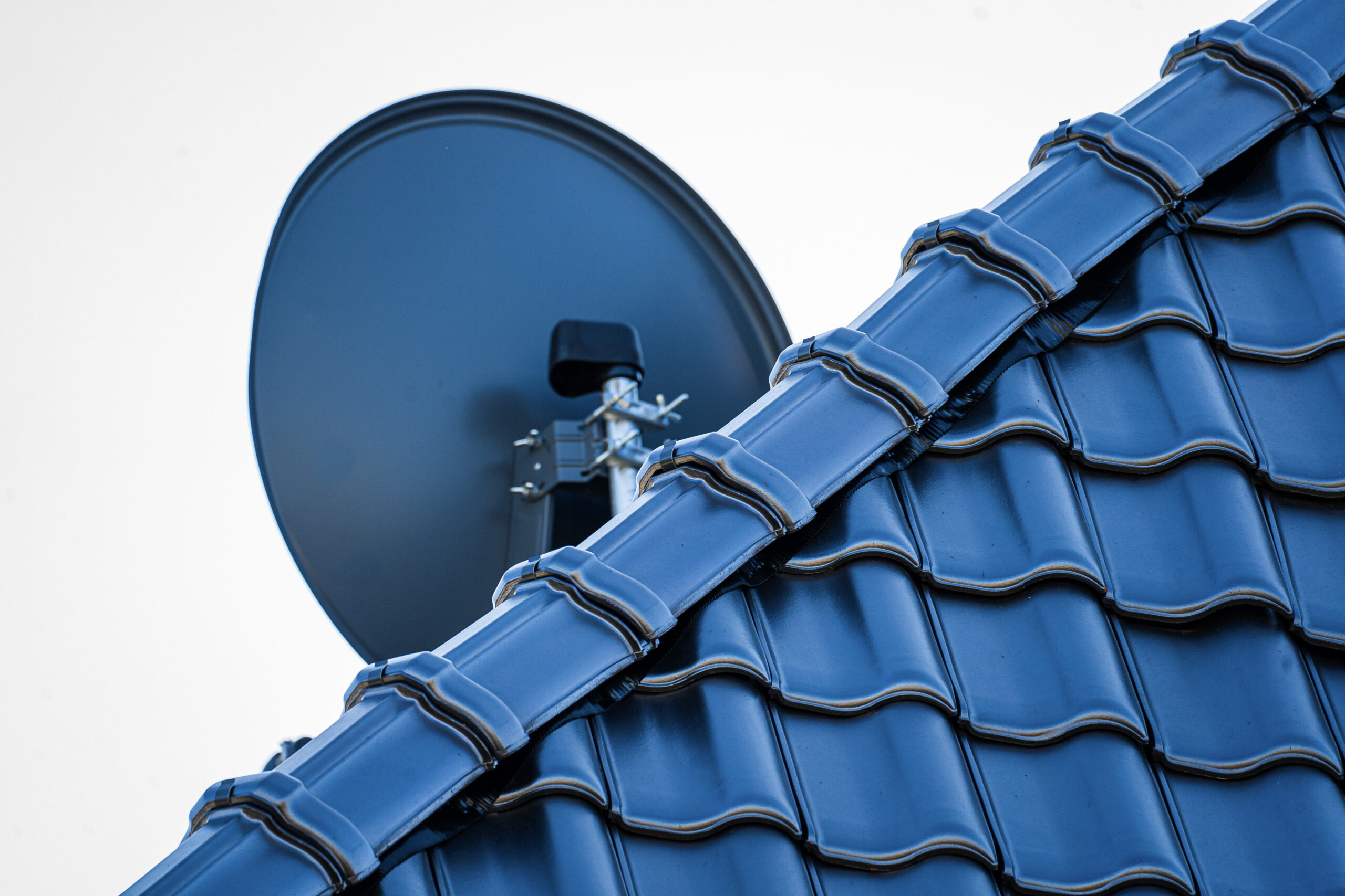 Satellitenschüssel auf neu eingedecktem Dach